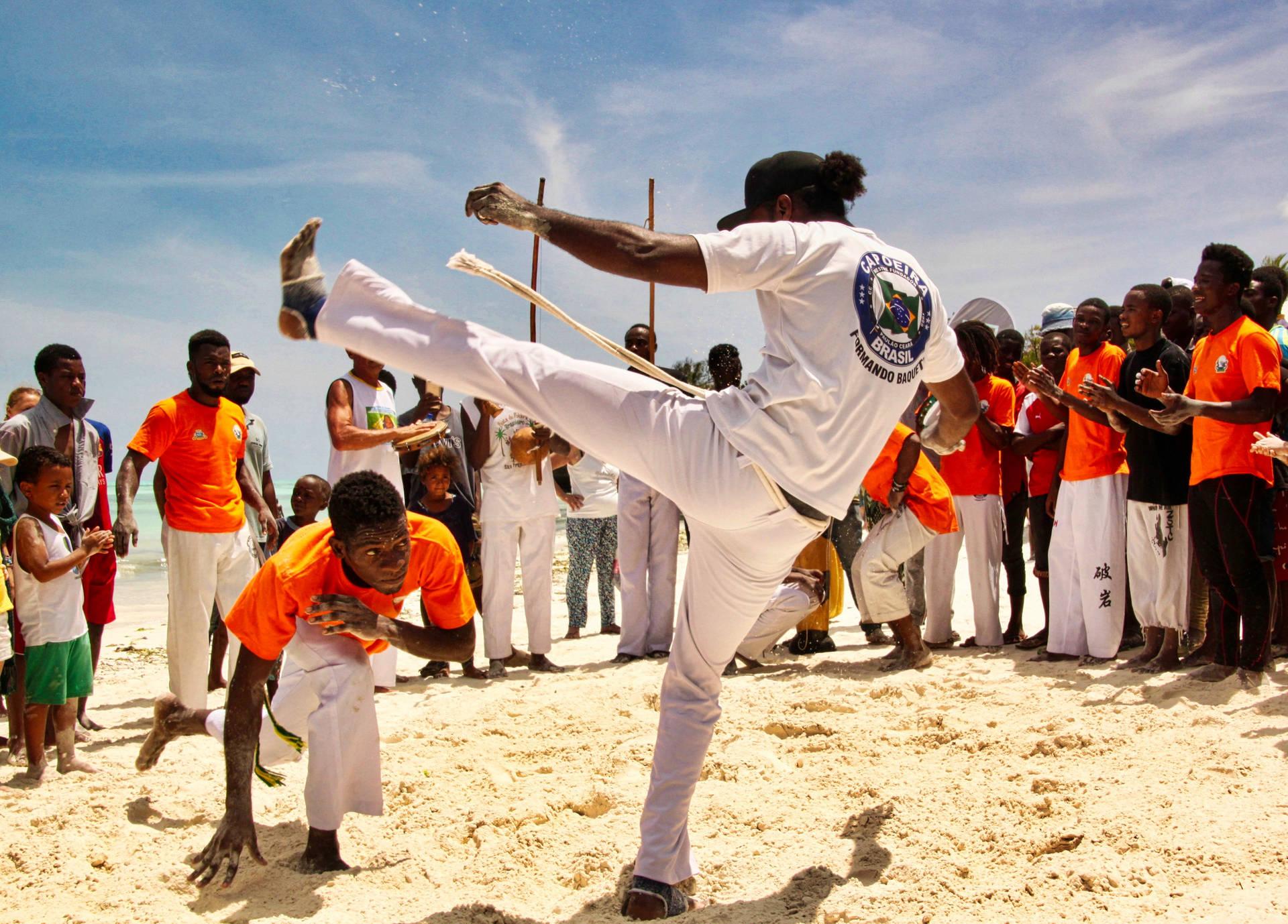 un groupe de capoeiristes sur la plage