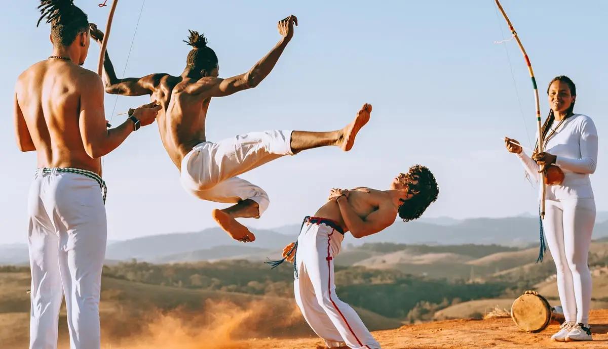 un groupe de capoeiristes sur la plage