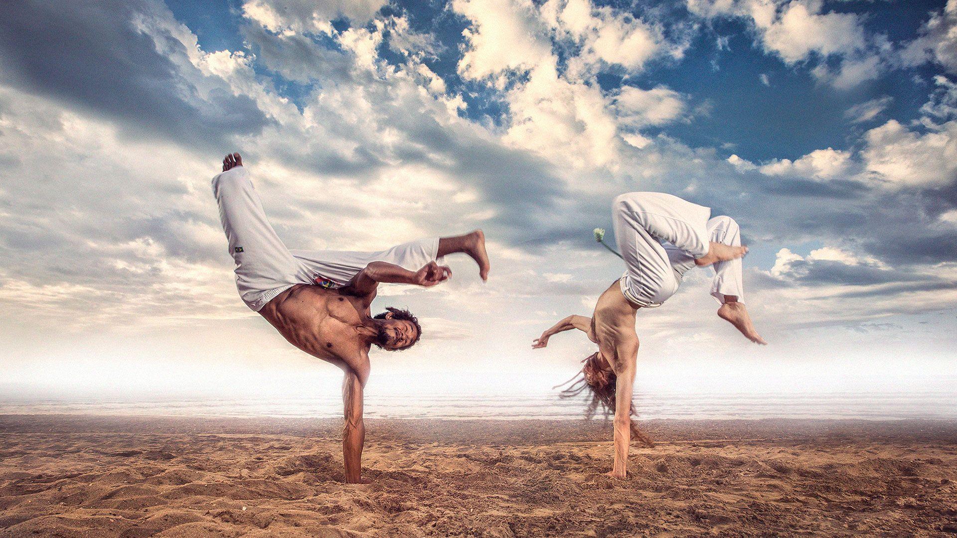 un groupe de capoeiristes sur la plage